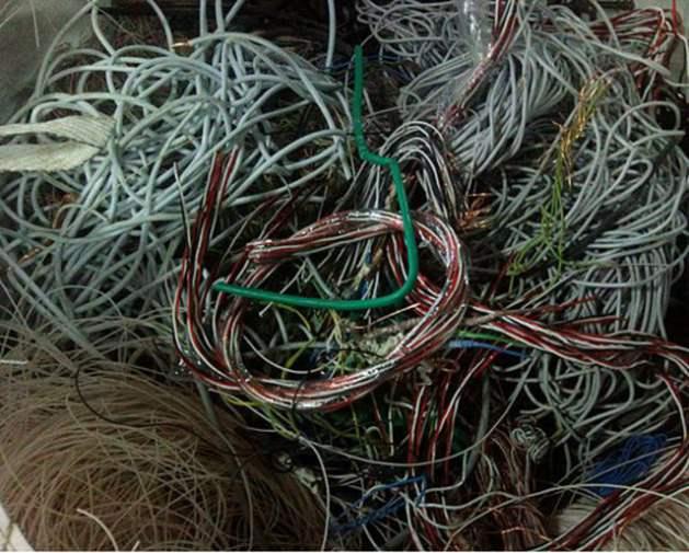 <p>11. Ortalama olarak bir arabada 914 metre kadar elektrik kablosu vardır.</p>