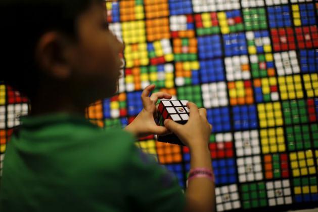 Listenin 10 numarası Rubik (zeka) küpü. Seven Towns Ltd. firmasına ait Rubik küpü 1980’de piyasa çıktığından beri en çok satan oyuncak olma ünvanını koruyor. Rubik küpünün toplam satış rakamları 350 milyon ünite.