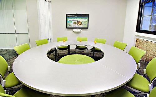 <p>Groupon, renkli ve modern tasarımlarıyla geleneksel ofis standartlarından uzak.</p>