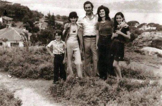 <p>Çengelköy'de hatıra fotoğrafı çektiren bir aile (1970'li yıllar)</p>