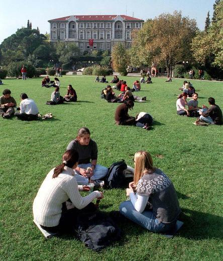 Yüksekokul ve fakülte mezunları arasındaki mesleki dağılıma bakıldığında iş gücüne katılım oranının en fazla gerçekleştiği alan yüzde 88,1 ile veterinerlikte oldu. Onu yüzde 86,5 ile “Mühendislik ve işleri” takip etti. Mühendislik ve işlerinde sonra ise sırasıyla yüzde 86,1 ile hukuk, yüzde 85,2 ile “Ulaştırma hizmetleri ve çevre koruma”, yüzde 85,1 ile de sağlık izledi.