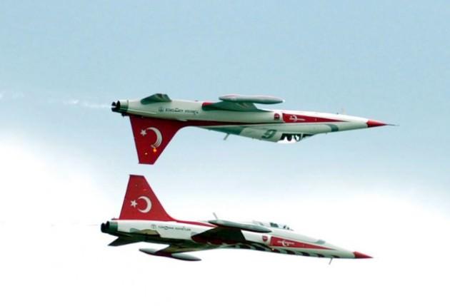 Türk Hava Kuvvetleri'nin akrobasi timi 'Türk Yıldızları', Almanya'nın Başkenti Berlin'de düzenlenen Uluslararası Havacılık ve Uzaycılık Fuarı ILA'da gösteri uçuşu yaptı.