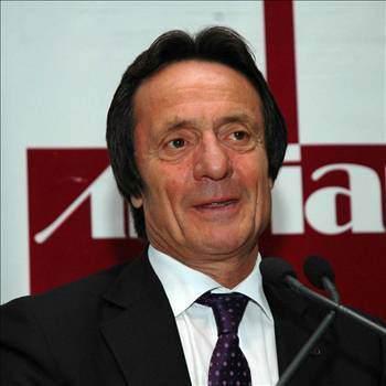 Ahmet Nazif Zorlu İlkokuldan sonra ticarete atılarak, eğitimine devam etmedi.