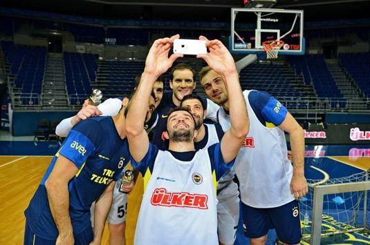 <p>Yıldız sporcular bir araya gelmişken son zamanların modasına uyarak Selfie pozu verdiler.</p>