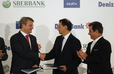 <p><span style="color: #ff0000;"><strong>DENİZBANK RUSLARIN OLDU</strong></span></p>
<p>Bir zamanlar Zorlu Grubu'na ait olan ancak 2006 yılında Fransız-Belçika ortaklığı Dexia'ya satılan Denizbank bu kez de Rusya'nın en büyük bankası Sberbank'a 3.54 milyar dolara satıldı.</p>