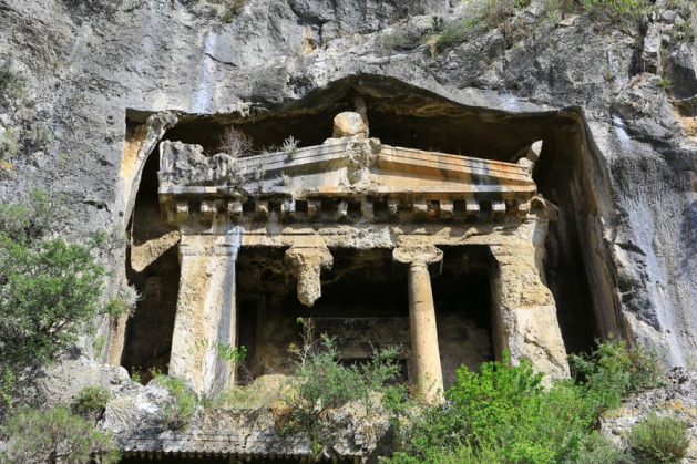 <p>Hekatomnos Anıt Mezarı ve Kutsal Alanının, UNESCO Dünya Mirası Geçici Listesi'nde yer aldığını ifade eden Kızıl, Muğla bölgesinin doğa ve sahillerinin güzelliğiyle bir cazibe merkezi olduğunu vurguladı.</p>