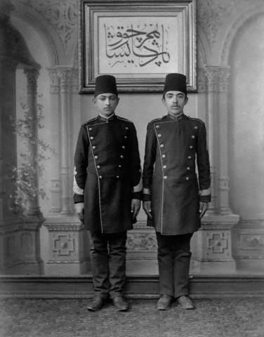 <p>1893 yılında ortaokuldan mezun olan iki genç.</p>