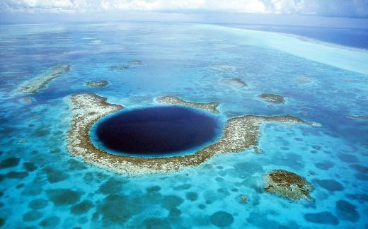 Büyük Mavi Delik (Belize) Deniz altındaki bu çöküntünün çapı 300 metre, derinliği ise 125 metre. Çöküntü deniz seviyelerinin çok daha düşük olduğu kuvaterner buzul çağının çeşitli aşamalarında meydana gelmiş.