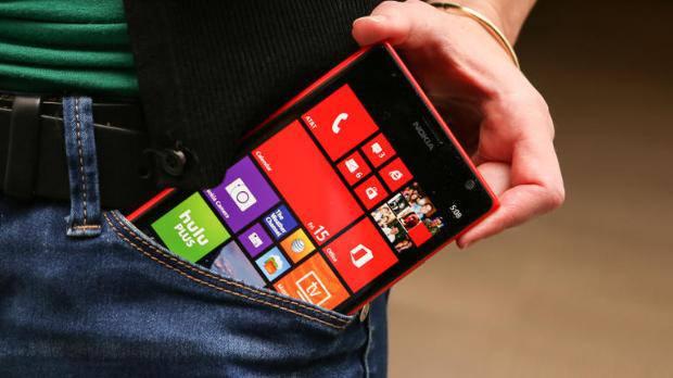 <p><strong>Nokia Lumia 1520</strong><br />S5 karşısında: Bu XXL Windows Phone, çok iyi işlenmiş ve polikarbon yapısıyla çok iyi hissediliyor. Kamerası S5'ten daha iyi, ekranı ve pil ömrü de etkileyici.</p>