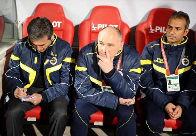 Okul müdürü istiklal marşından sonra 'Galatasaray'ın şampiyonluğunu kutları, fenerli arkadaşlara geçmiş olsun' dedi. Can ya :) 
