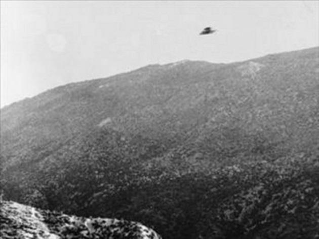 <div class="resimAlti">Ordu Hava Kuvvetleri Araştırma ve Geliştirme Departmanı’ndan General Curtis LeMay, Pentagon’da General Hoyt Vandenberg’le “uçan daireler” konulu bir toplantı yapar. </div>