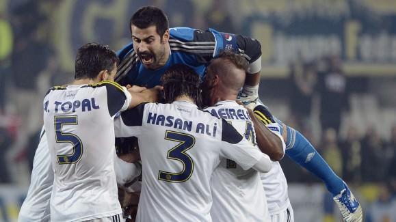 - Fenerbahçe, UEFA Avrupa Ligi (C) Grubu maçında deplasmanda Olympique Marsilya'yı 1-0 yendi. Sarı-lacivertliler aldığı bu önemli galibiyetle, puanını 13'e yükselterek son maçlar öncesi lider olarak gruptan çıkmayı garantiledi.