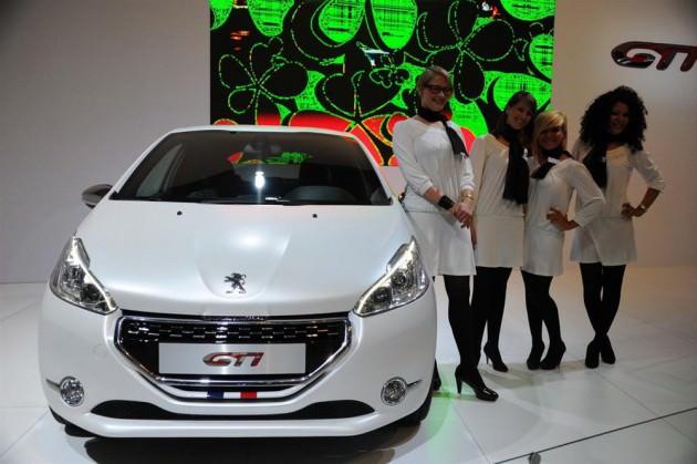 Peugeot 208 GTI - Brüksel Otomobil Fuarı’nın organizatörleri 11 Ocak’tan itibaren en yeni araçlarını sergileyecek otomobil üreticilerinden, araçlarını tanıtmak için cüretkar giyimli kadınlar kullanmaktan kaçınmalarını istedi.