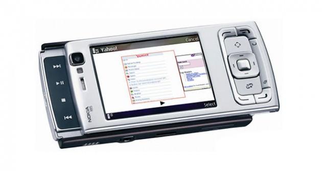 <p>Nokia N95 - Nokia, 2007 yılında yaşanacak devrimden aylar önce en başarılı telefonlarından birini sundu. N95, havalı görünümü ve geniş ekranıyla karşı konulması güç bir teknoloji olarak belirdi. Büyük QWERTY klavyesi, GPS özelliği, 5 megapiksel kamerası ve radyosu, dönemin kullanıcıları için aranabilecek tüm özellikleri bir araya getiriyordu. N95 oldukça başarılıydı ama ismini uzun yıllara yayamadı.</p>