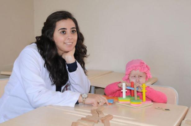 <p>Antakya'da yaşayan G&uuml;lcan ve Mehmet Olgar &ccedil;iftinin 4 &ccedil;ocuğundan en k&uuml;&ccedil;&uuml;ğ&uuml; olan Melek, 6 aylıkken teşhis konulan rahatsızlığına inat etrafına g&uuml;l&uuml;c&uuml;kler sa&ccedil;ıyor.</p>
