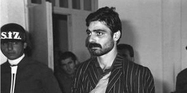 <p>Tarihler 7 Ağustos 1982'yi gösterirken Zohrab Sarkisyan ve Levon Ekmekçiyan adlı iki ASALA terör örgütü mensubu, Esenboğa Havalimanı'nda pasaport kontrol sırasında silahlarını çıkartarak ateş etmeye başladı. Polislerden karşılık gelince iki saldırgan 20 rehine ile birlikte kafeteryaya saklandı. Buraya yapılan operasyonda 9 kişi hayatını kaybetti. Saldırganlardan Levon Ekmekçiyan canlı olarak yakalandı.</p>

<p> </p>
