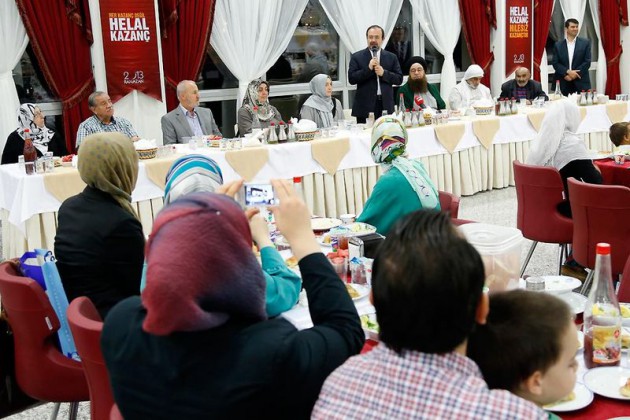 Görmez'den Suriyelilerle anlamlı iftar