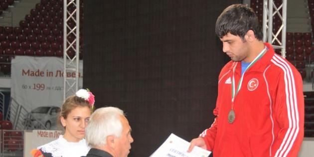 İbrahim BÖLÜKBASI YAŞ: 21, BOY: 1.86, KİLO: 84 KULÜBÜ: Ankara Şekerspor YARIŞ GÜNÜ: 11 Ağustos İDDİALI RAKİPLERİ: Sharifov (AZE), Urishev (RUS), Marsagishvili (GÜR), Sokhiev (ÖZB), EN İYİ DERECELERİ: 2011 Golden Grand Prix 5.’si, 2011 Avrupa 5.’si