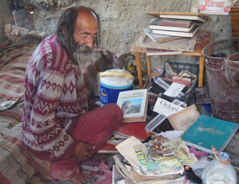 <div class="textContainer">
<p>Geçmişini çok kurcalatmak istemiyor. Oğullarının her yıl yanına uğradığını, görüp gittiklerini söylüyor. Konuyu Ethem’e getirmeye çalıştığımızda “Ölen öldü, kanadım kırıldı ama artık yapacak bir şey yok. Elden gelen yok. Ethem’in geri geleceği de yok” diyor. </p>
</div>