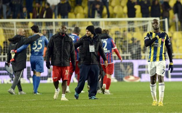 <p>Bardağı taşıran son damla ilk yarının son haftasında Karabükspor ile oynanan maçta alınan 3-1'lik yenilgi oldu. Atlatılan onca badirede "Sen bizim Kocaman gurumuzsun" tezahüratları, 3-1'lik mağlubiyet sonrası "istifa" tezahüratlarına meyillenince, Aykut Kocaman da "pes" dedi. Ancak Kocaman'ın istifası yönetim tarafından kabul görmedi. Başta futbolcular ve başkan Aziz Yıldırım'ın yoğun baskıları sonucunda Kocaman yeniden samandırada takımının başında sahaya çıktı.</p>
