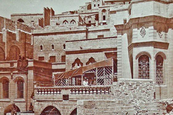 Türkiye Cumhuriyeti'nin kurucusu Mustafa Kemal Atatürk'ün, 1. Dünya Savaşı'nda Doğu Cephesi'nde görevli olduğu dönemde karargah olarak kullandığı konak, önüne yapılan ve girişini engelleyen 3 katlı beton binanın yıkılmasıyla ortaya çıkarıldı.