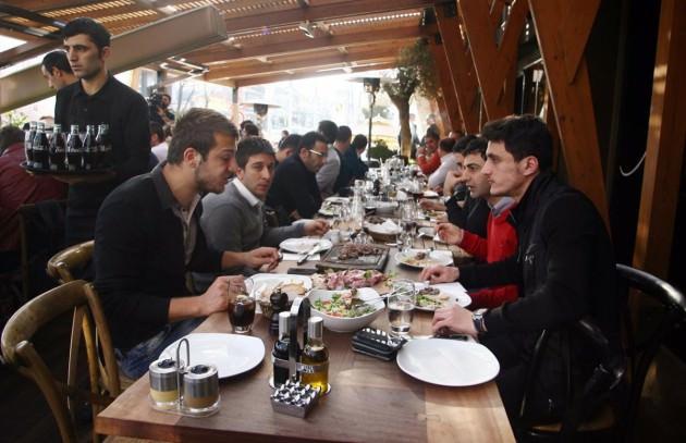 -Batuhan Holosko'yu öptü- Doğum günü pastası kesmek yerine önüne gelen tek dilim baklavayı afiyetle yiyen Holosko'yu bu sırada takım arkadaşı Batuhan Karadeniz ise yaptığı ani hareketle şaşırttı.