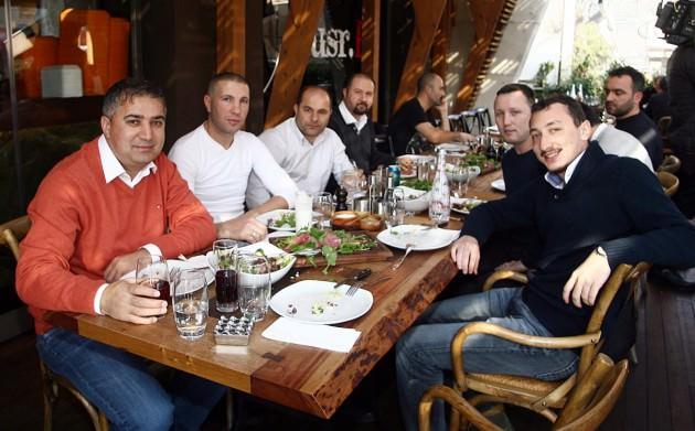 Partide Holosko'yu, Fernandes, İbrahim Toroman, Batuhan Karadeniz, Mustafa Pektemek, Allan McGregor başta olmak üzere tüm takım arkadaşları yalnız bırakmadı.