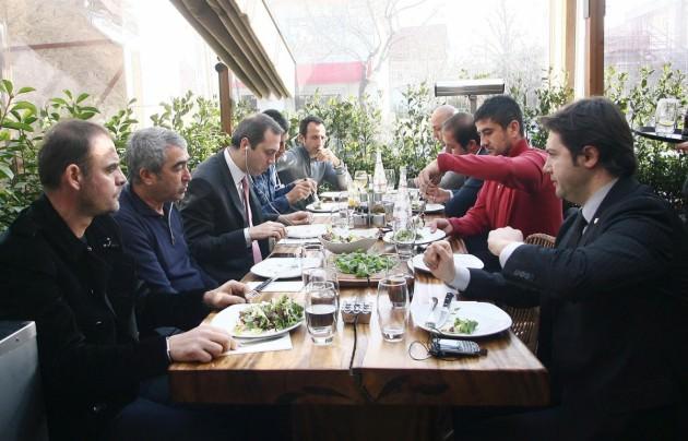 30 kilodan fazla et yedikleri öğrenilen futbolcuların keyifli hali gözlerden kaçmazken, bir ara İbrahim Toroman'ın yanına gelen Samet Aybaba'nın ''Ne yapalım oğlum indirimdeyken hediyelerimizi de aldık'' demesi tüm takımı güldürdü.