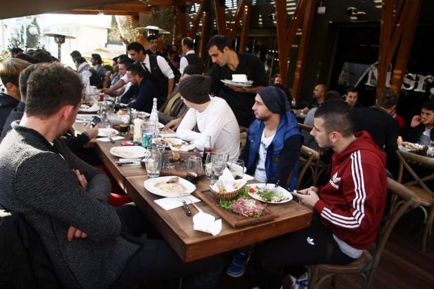 Beşiktaş'ın Slovak futbolcusu Holosko önceki gün Etiler'de teknik direktörü Samet Aybaba'nın organize ettiği doğum günü partisiyle yeni yaşını kutladı.