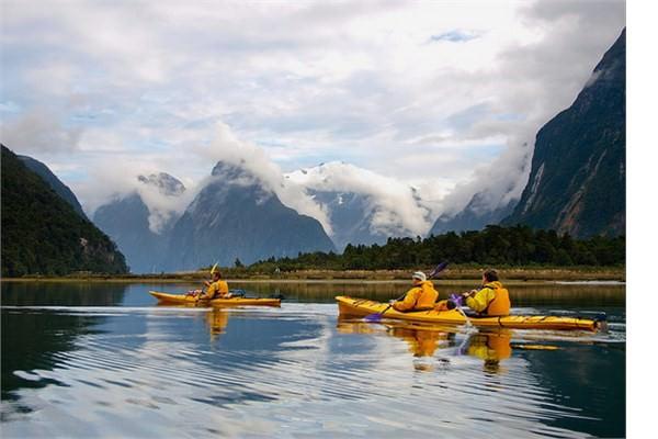 <p><strong>Yeni Zelanda</strong><br />
Yeni Zelanda&rsquo;da &ccedil;alışanlar yılda 30 g&uuml;n resmi tatil yapıyor. Yılda toplam 1762 saat &ccedil;alışıyorlar. İş&ccedil;ilerden saat başına elde edilen verim 34.10 dolar olmakla birlikte, kişi başına d&uuml;şen milli gelir 29 bin 730 dolar. &Uuml;lkedeki işsizlik oranı y&uuml;zde 6,9.</p>
