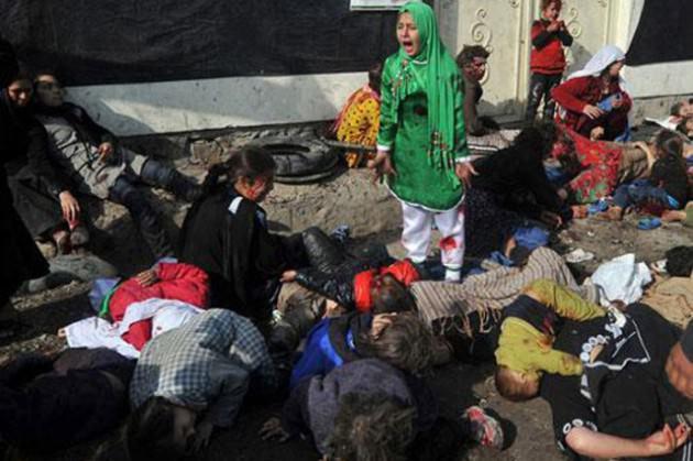 <p>AFP fotoğraf&ccedil;ısı Mesud Hasani, Kabil yakınlarındaki bir Şii t&uuml;rbesi &ouml;n&uuml;nde bekleyen Şii hacılara yapılan intihar saldırısını g&ouml;r&uuml;nt&uuml;lemişti. Harani`nin fotoğrafındaki 12 yaşındaki Afgan kızı Tarana, h&acirc;l&acirc; kabus g&ouml;rd&uuml;ğ&uuml;n&uuml; s&ouml;yl&uuml;yor.</p>