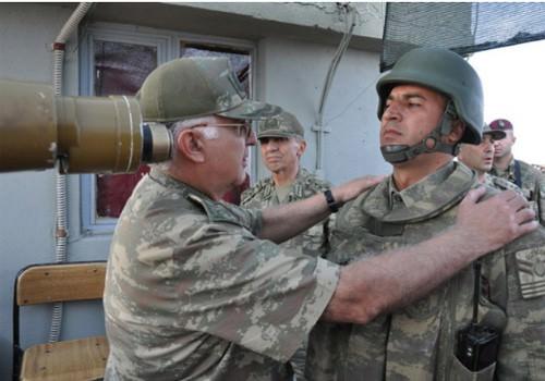 Orgeneral Özel, nöbet tutan askerlere, ''Vatan size minnettardır.'' dedi.