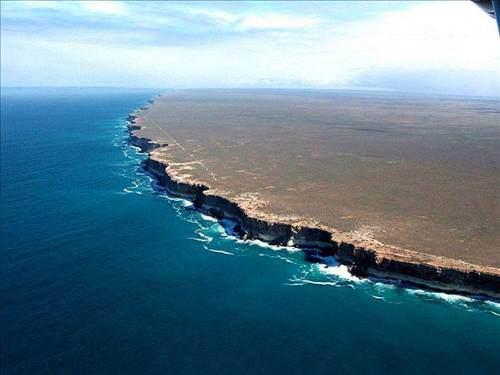 <p>Yeryüzünün bittiği nokta'' olarak adlandırılan Avustralya'daki Nullarbor Uçurumları</p>