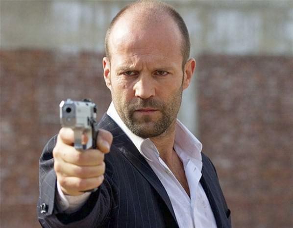 Jason Statham - Jason Statham'ın bütünleştiği karakter tipi işte şöyle: çok zorlu görevler üstlenip, bir noktada üstünü çıkarmak zorunda kalan kısık sesli sert çocuk! Crank, Transporters, Lock, Stock and Two Smoking Barrels, The Expendables… Liste sonsuz!