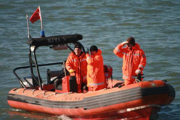 Şile'de kayalıklara çarparak batan botun kayıp personelinin arama çalışmalarına sabah saatlerinde tekrar başlandı.