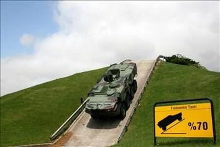 <p>ARMA - ZIRHLI MUHARABE ARACI Sürücü ve komutan dahil 12 personel ve 24 ton azami yük taşıyabilen araç, 450 beygir gücünde motora ve 7 ileri 1 geri vitese sahip bulunuyor. Araç, 1 depo yakıtla 750 kilometre yol alabilecek.</p>