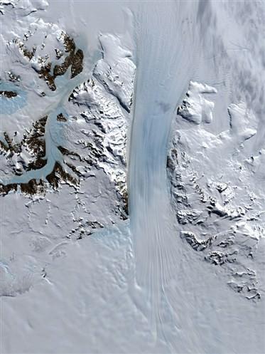 Byrd Buzulu, Antarktika Antarktika’daki McMurda İstasyonu yakınlarında bulunan Bryd Buzulu, Transatlantik Dağları’ndaki 32 km genişliğindeki bir vadiden 160 km uzunluğunda bir yapı olarak uzanıyor. Bu hızla akan yapı, bilinen diğer tüm buzullardan daha kalın bir buz örtüsüne sahip. ABD Jeolojik Araştırmalar Kurumu’nun Landsat-7 uydusunun gözlemleriyle elde edilen bu kare, bin fotoğrafla oluşturuldu.