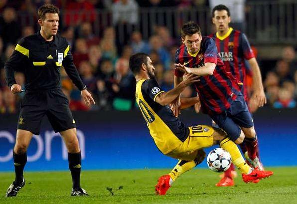 Atletico Madrid forması giyen milli futbolcumuz Arda Turan, dün gece takımının Şampiyonlar Ligi çeyrek finalinde Barcelona ile karşılaştığı mücadelede ilk 11'de yer aldı. Geceye Arda'nın hareketi damga vurdu.
