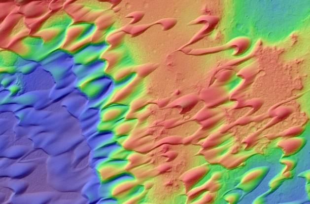 <p>Yüksek Çözünürlüklü Görüntüleme Bilimsel Deney (HiRISE) kamerası, Mars yörüngesi etrafındaki en güçlü görüntüleyici olarak görev yapıyor. DTM görüntüleri Mars yüzeyindeki kraterlerin morfolojisini anlamak için araştırmacılara yardım ediyor. Fotoğraftaki Raga Krateri, iç kısımlarında çok dik krater eğimleri bulunduruyor.</p>