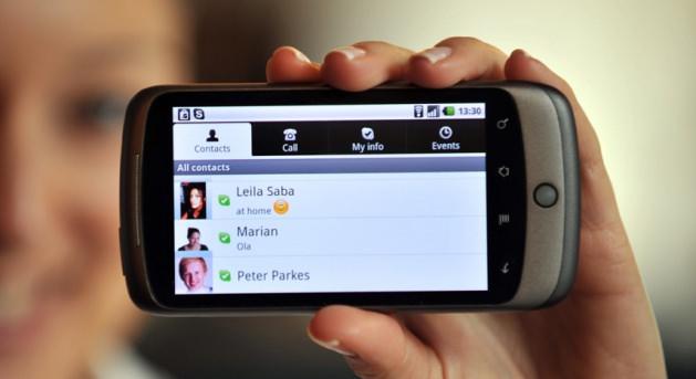 <p><strong>Skype</strong><br />
Facebook'ta olduğu gibi Skype'ın yoğun kullanımı da şarj ömrünü hızla düşüren etkenlerin başında yer alıyor. Bu durumdan kurtulmak için Skype'tan çıkış yaptığınızda bundan kesinlikle emin olun; arka planda çalışmaya devam ettiğinde bataryanızı kullanıyor olacağını aklınızdan çıkarmayın.</p>
