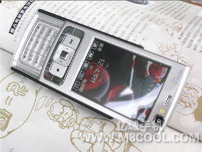 <p>Nokia N95 klonu: Nokla N95</p>

<p>Bu modelin tek farkı gerçeğinde kapağın diğer yöne kayarak ortaya çıkardığı müzik tuşlarının olmaması. Zaten kimin onlara ihtiyacı var ki!</p>
