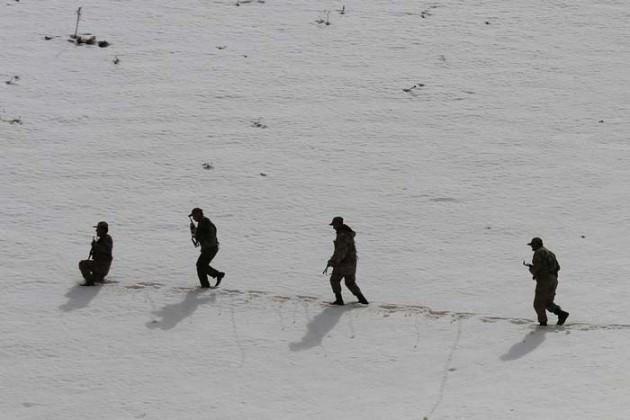 <p>Türk Silahlı Kuvvetlerinin (TSK) terörle mücadele kapsamında yürüttüğü operasyonlarda yardımcı unsur olarak etkin rol oynayan geçici köy korucuları, terör örgütüne yönelik operasyonların durduğu bölgede eğitimlerine ara vermeden devam ediyor. Doğu ve Güneydoğu Anadolu bölgelerinde yaşanan terör olaylarının ardından 1985 yılında faaliyete geçen koruculuk sistemi, TSK'nın, özellikle terörle mücadele kapsamında Doğu ve Güneydoğu Anadolu bölgelerinde yürüttüğü faaliyetlerde Mehmetçiğe büyük destek sağlıyor.</p>