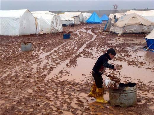 Soğuk kış şartlarında hayatta kalmak i&ccedil;in m&uuml;cadele ederken, diğer yandan Esad rejimine bağlı g&uuml;&ccedil;lerin başta Halep olmak &uuml;zere &ccedil;eşitli yerleşim yerlerini varil bombalarıyla vurması &uuml;zerine T&uuml;rkiye hududundaki (Kilis/&Ouml;nc&uuml;pınar karşısındaki) Es-selame Sınır Kapısı yanındaki kampa sığınanların sayısının 12 bine y&uuml;kseldiği belirtiliyor.