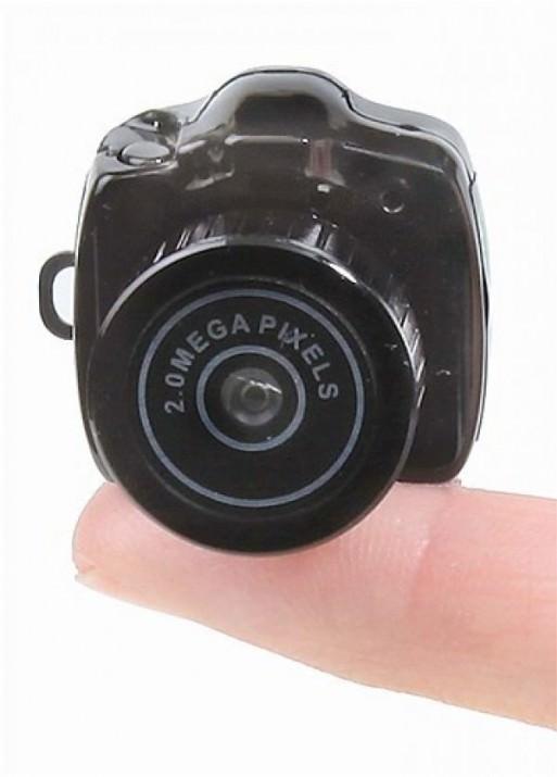 <p>En küçük fotoğraf makinası Hammacher Schlemmer marka bu minik kamera 14 gr ağırlığında, 2 megapiksel ve video bile çekebiliyor.</p>
