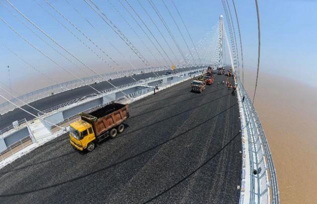 Dünyanın en uzun ve geniş asma köprüsünün inşaatı Çin’in Shaoxing kentinde tamamlandı.
