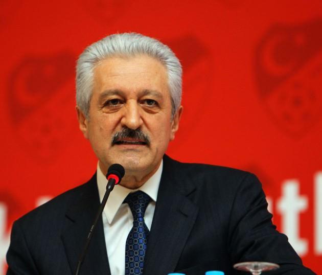 19 TEMMUZ: AYDINLAR ‘BELGELER GELİYOR, LİGLER ERTELENEBİLİR’: TFF Yönetim Kurulu toplantısı sonrası alınan kararları açıklayan Mehmet Ali Aydınlar, “Süper Kupa finali ertelendi. Yarından itibaren deliller, belgeler Savcılıktan tarafımıza gönderilecek. Belgeleri gördükten sonra Süper Lig ve 1. Lig’in ertelenip ertelenmeyeceğine karar vereceğiz.” dedi.