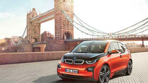 <p><strong>BMW'nin ilk elektriklisi i3 Frankfurt'ta</strong><br /><span style="line-height: 13pt;">Küçük elektrikli şehir otomobilleri konusunda Alman marka yapabileceklerini fuarda i3 ile sergileyecek. Sadece 50 kg ağırlığındaki elektrikli motoru ve jeneratör olarak görev yapacak benzinli motoru birlikte kullanan BMW, toplam 170 beygir gücündeki otomobili ile 300 km menzil sunacak. Aracın sıfırdan 100 km/s hıza ulaşma süresiyse 7.2 sn. Özel pazarlama yöntemleriyle satılacak i3'ün Avrupa'da sınıfında önemli satış rakamlarına ulaşması hedefleniyor.</span></p>