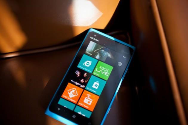 4G LTE özelliği bulunan (Türkiye’de henüz yok) telefon, kullanımı oldukça pratik bir işletim sistemi Windows Phone Mango (7.5) ile çalışıyor. Lumia 900, 800×480 ekran çözünürlüğünde AMOLED ekrana sahip. Görüntü kalitesi doğal olarak bir Samsung kadar iyi değil ancak 1.4Ghz işlemcisiyle videoları aksatmadan gösteriyor.