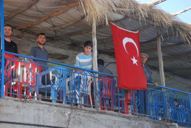 Hasköy ilçesinde vatandaşlar ev ve işyerlerini Türk bayrakları ile donattı.