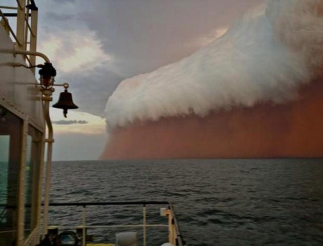 Batı Avustralya kıyılarında gökyüzü kumdan duvarla kaplandı. Tsunamiyi andıran kum dalgalarının yüksekliği 2 metreye çıkarken, görüş mesafesi 100 metreye düştü.